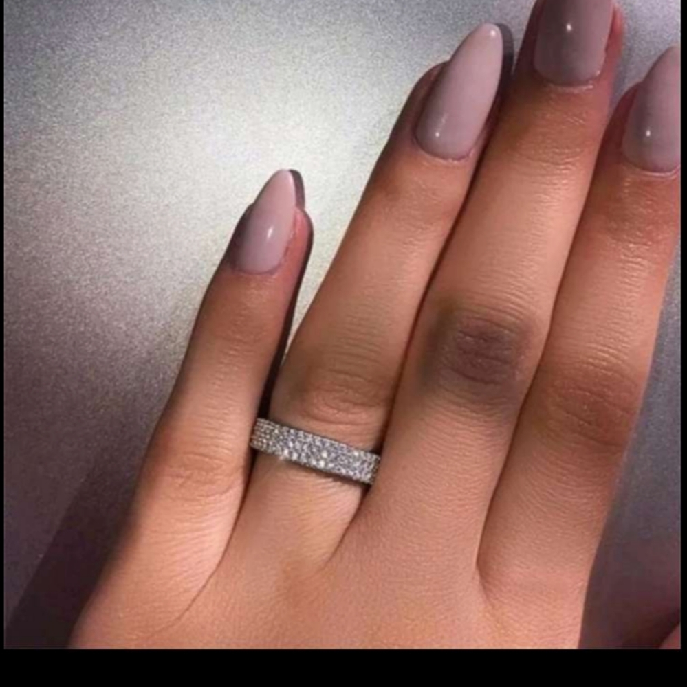NEW WEDDING ENGAGEMENT WHITE DIAMOND BAND RING - Picture 2 of 3